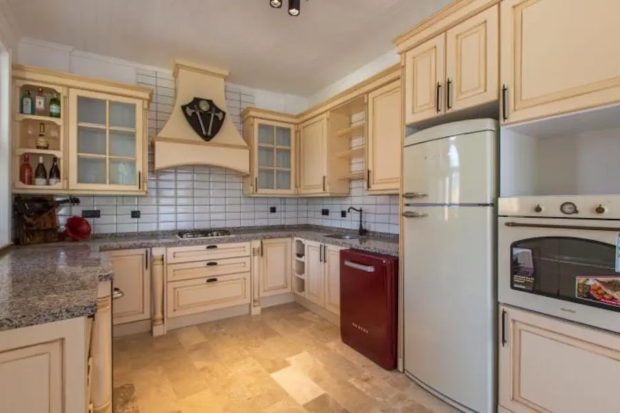 Fitted kitchen